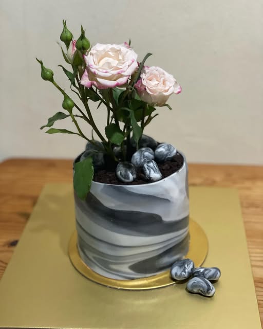 Lovelybakes grey marble cake decorated with pale roses
